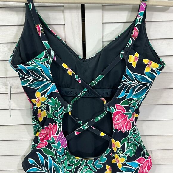 Sunsets Swimsuit Size Medium One Piece Veronica Twilight Blooms NWT - Picture 9 of 15